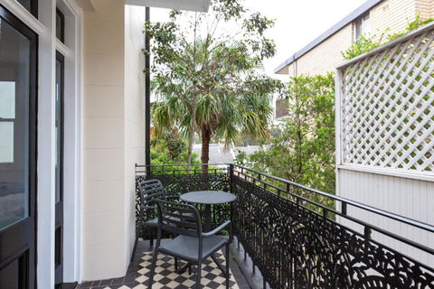 Intimate Studio Apartment With Balcony In Glebe - Accommodation in Brisbane 2