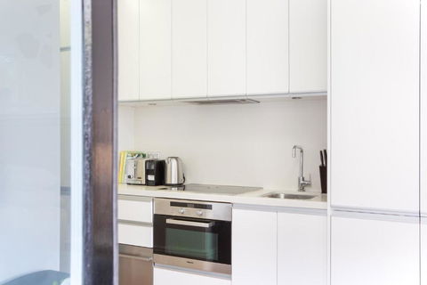 Intimate Studio Apartment With Balcony In Glebe - Accommodation in Brisbane 3