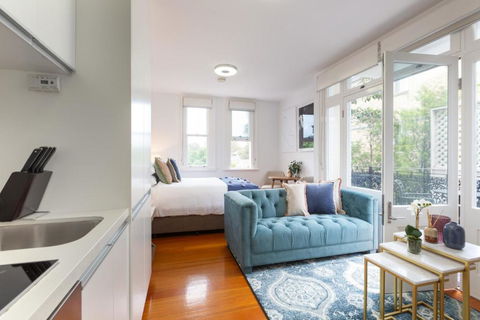 Intimate Studio Apartment With Balcony In Glebe - Accommodation in Brisbane 1