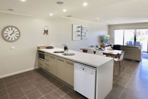Iona Blue 3 Bedroom Townhouse 200m To Restaurants & Shops - Accommodation in Brisbane 2