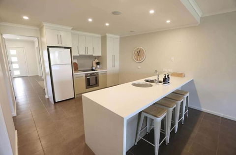 Iona Blue 3 Bedroom Townhouse 200m To Restaurants & Shops - Accommodation in Brisbane 1