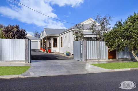 Ironbark Abode - Accommodation in Brisbane 0
