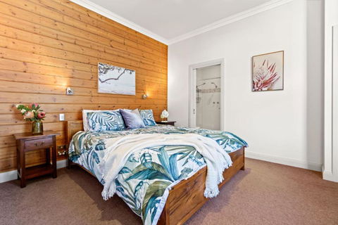 Ironbark Abode - Accommodation in Brisbane 3