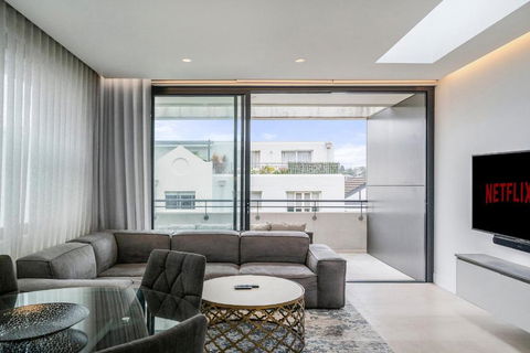 Inviting 2BR Unit With Parking Near Coogee Beach - Accommodation in Brisbane 1