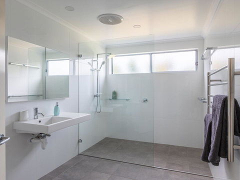 Aloha - Direct Beach Access From Property - Accommodation in Brisbane 3