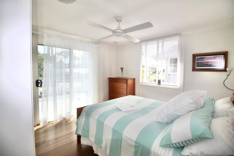 Aloha Alex Beach House Pet-friendly- 450m To The Beach - Accommodation in Brisbane 0