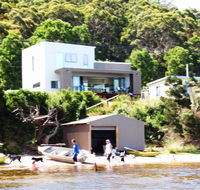 Amazing Ansons Bay Absolute Waterfront Beach House - Accommodation in Brisbane