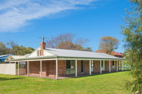 Anchors Away - Accommodation in Brisbane 0