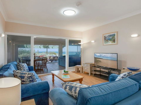Antonio's Paradise - Spectacular Views Over Warrain Beach - Accommodation in Brisbane 2