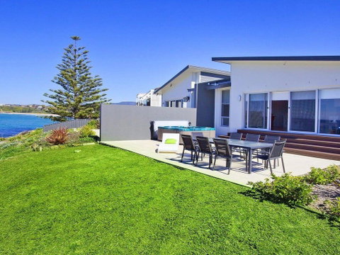 Aqua - Views Over Jones Beach - Accommodation in Brisbane 0