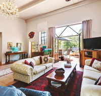 Arty Warehouse Apartment - stroll to South beach - Accommodation in Brisbane