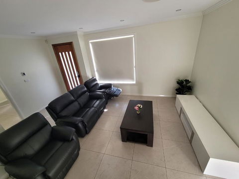 Luxury 5 Bedrooms Schofields Home + Back Yard - Accommodation in Brisbane 3