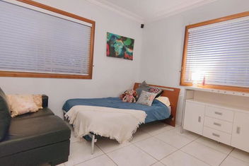 Luxury Villa Next To University Parks Shops with Accommodation in Brisbane