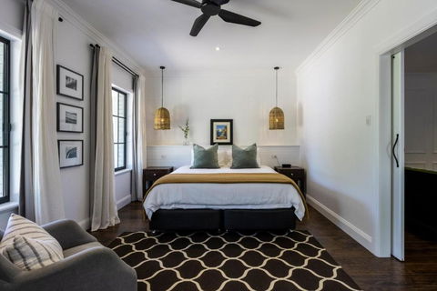 MAIN STREET RETREAT - King BRs, Comp Minibar, Breakfast Prov, Fireplaces - Accommodation in Brisbane 1