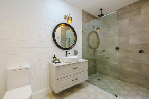 MAIN STREET RETREAT - King BRs, Comp Minibar, Breakfast Prov, Fireplaces - Accommodation in Brisbane 2