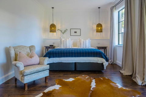 MAIN STREET RETREAT - King BRs, Comp Minibar, Breakfast Prov, Fireplaces - Accommodation in Brisbane 0