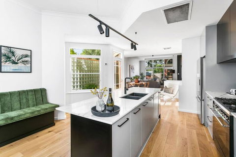 MANHATTAN STYLE 3 STORY LUXURY IN ST PETERS - Accommodation in Brisbane 0