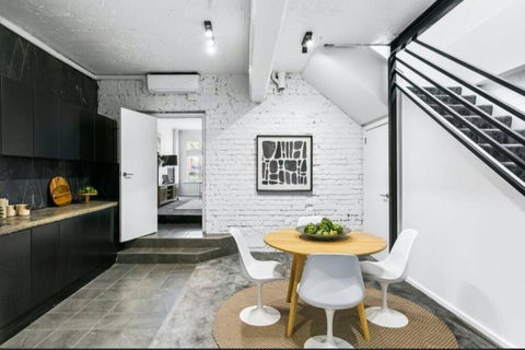 MANHATTAN STYLE 3 STORY LUXURY IN ST PETERS - Accommodation in Brisbane 1