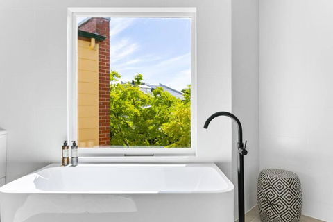 MANHATTAN STYLE 3 STORY LUXURY IN ST PETERS - Accommodation in Brisbane 2