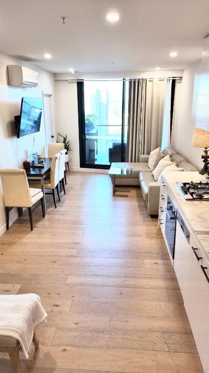 M-city Shopping Center Apartment - Executive Twin King Ensuites - Fully Equipped - Free Parking, Fast Wifi, Smart TV, Netflix, Complementary Drinks & Amenities - Clayton 3168 - Accommodation in Brisbane 3