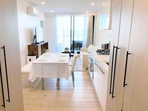 M-city Shopping Center Apartment - Executive Twin King Ensuites - Fully Equipped - Free Parking, Fast Wifi, Smart TV, Netflix, Complementary Drinks & Amenities - Clayton 3168 - Accommodation in Brisbane 0