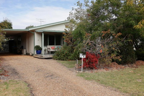 Mcrae Retro Beach House ! - Accommodation in Brisbane 3