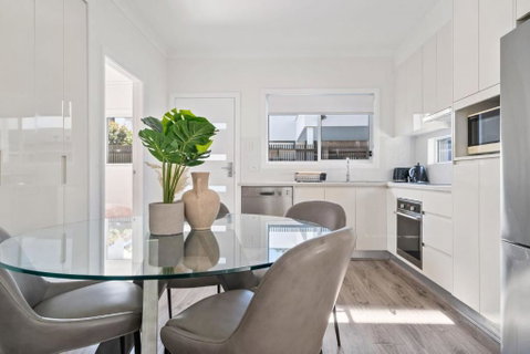 Modern 2 Bedroom Oasis 4 Mins Drive To The Beach - Accommodation in Brisbane 2