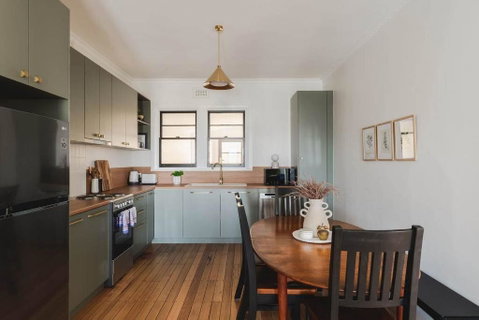 Modern 3-Bed Coastal Escape - Accommodation in Brisbane 0