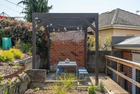 Modern 3-Bed Coastal Escape - Accommodation in Brisbane 2