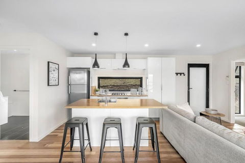 Modern And Scenic Valley Escape - Accommodation in Brisbane 0