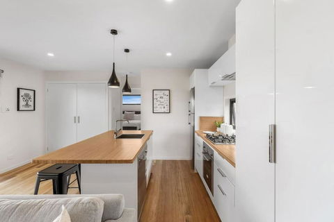 Modern And Scenic Valley Escape - Accommodation in Brisbane 1