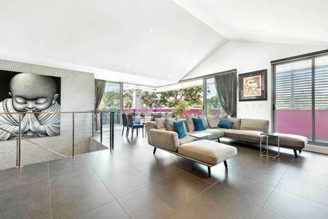 Modern Spacious 3 Bedroom Penthouse In Enmore - Accommodation in Brisbane 3