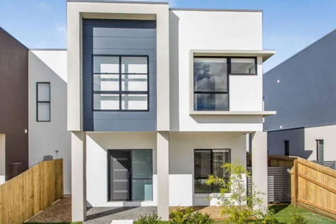 Modern Elegance Near Lakes Train Parks And Beaches - Accommodation in Brisbane 0