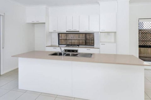Modern Elegance Near Lakes Train Parks And Beaches - Accommodation in Brisbane 2