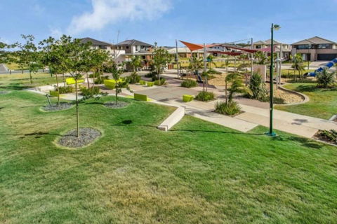 Modern Elegance Near Lakes Train Parks And Beaches - Accommodation in Brisbane 3