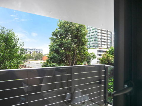 Modern Split Level 2Bed With Pool - Accommodation in Brisbane 2