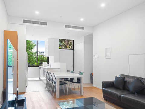 Modern Split Level 2Bed With Pool - Accommodation in Brisbane 0