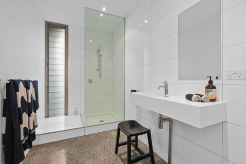 Modern Studio With Sweeping Views - Accommodation in Brisbane 1