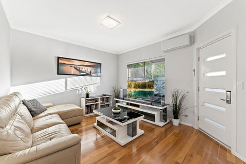 Modern Scarborough Townhouse - Accommodation in Brisbane 1