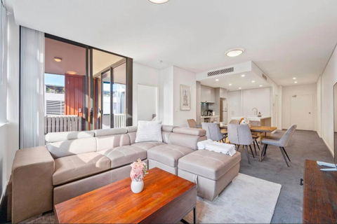 Modern Two Bed Apt In The Centre Of Erskenville - Accommodation in Brisbane 0