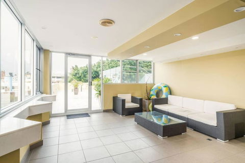 NEW! Ideal 1BR Beachside Studio With Pool - Accommodation in Brisbane 2