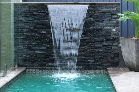 Newtown Vibes With Pool & Parking - Accommodation in Brisbane 0