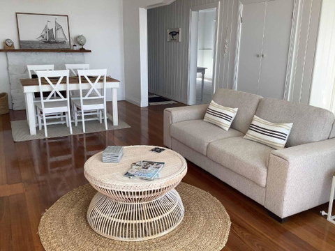 Ocean Views & City Convenience Perfect Getaway - Accommodation in Brisbane 1