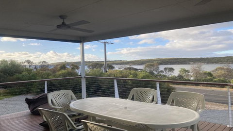 Off The Net - New Listing - Esplanade Property With Views Of The Channel - Accommodation in Brisbane 1