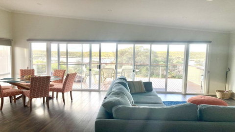Off The Net - New Listing - Esplanade Property With Views Of The Channel - Accommodation in Brisbane 2