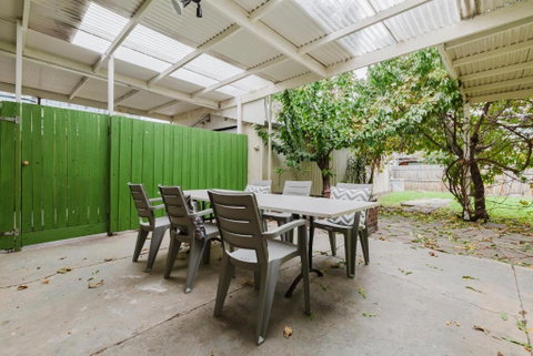 Palms By Yarraville With Large 2 Bed Home & Yard - Accommodation in Brisbane 2