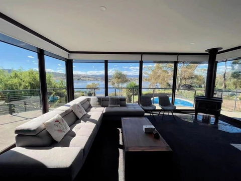 Peaceful House With Great Ocean & Mountain View - Accommodation in Brisbane 0
