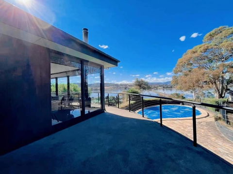 Peaceful House With Great Ocean & Mountain View - Accommodation in Brisbane 1