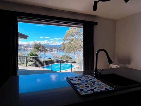 Peaceful House With Great Ocean & Mountain View - Accommodation in Brisbane 2