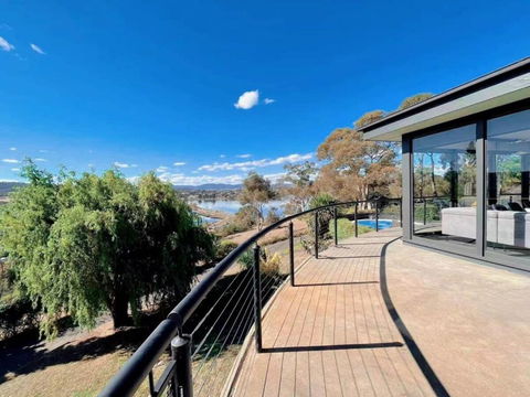Peaceful House With Great Ocean & Mountain View - Accommodation in Brisbane 3